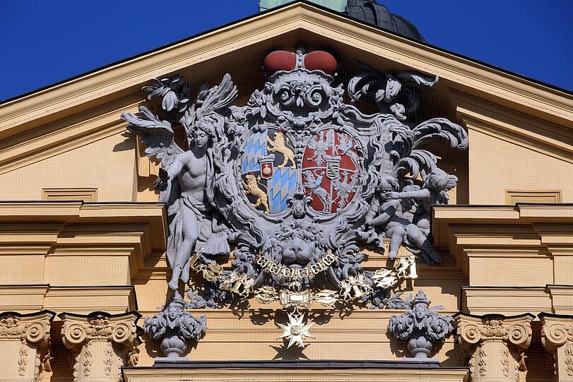 Fassadenzier: Unter dem Kurfürstenhut prangt das Doppelwappen der Kirchenstifter - Bayern (links) und Sachsen.
