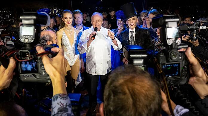Tagsüber legt er Revision sein, abends heißt es Showtime: Alfons Schuhbeck, der gefallene Platzlhirsch Münchens, lässt sich auf der Bühne vom Teatro feiern.