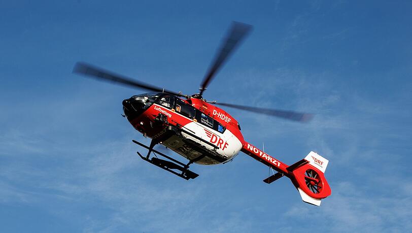 Ein 64-Jähriger musste nach einem Verkehrsunfall mit schweren Verletzungen mit einem Rettungshubschrauber ins Krankenhaus gebracht werden. (Symbolbild)
