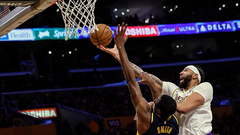 Lakers-Forward-Center Anthony Davis (r) punktet - insgesamt sorgte er für 36 Zähler.