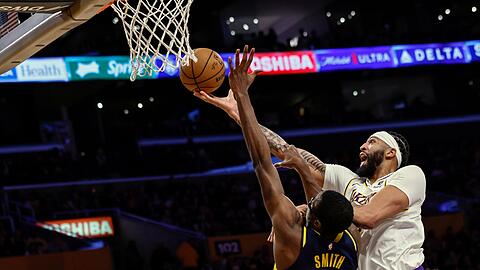 Lakers-Forward-Center Anthony Davis (r) punktet - insgesamt sorgte er für 36 Zähler.