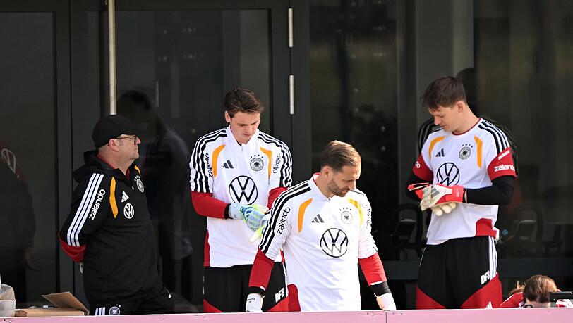 Jonas Urbig (2.v.li) im Gespann mit seinen Torh&uuml;terkollegen Oliver Baumann (M.) Alexander N&uuml;bel (re.).