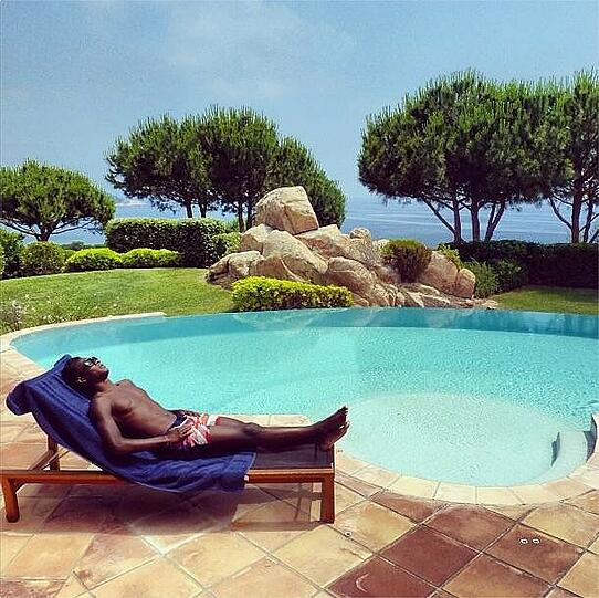 So lässt&rsquo;s sich aushalten: Auf Instagram postete David Alaba ein Bild von sich am Pool. Er kehrt erst zum Trainingslager (4. Juli) am Gardasee zu Bayern zurück.