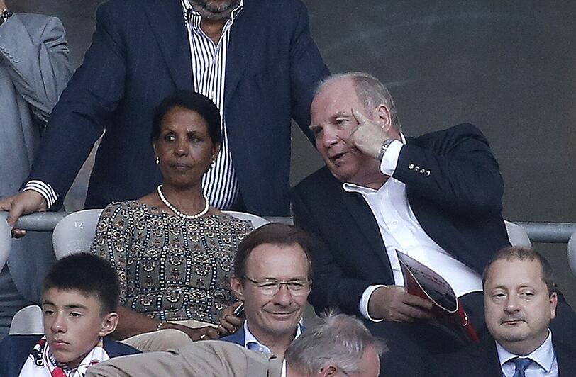 Uli Hoeneß unter den Zuschauern in der Allianz Arena.