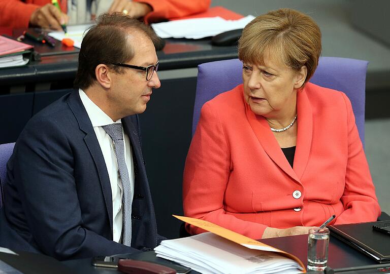 Der Verkehrsminister schießt scharf gegen die Bundeskanzlerin: Um die Zahl der Flüchtlinge zu begrenzen, bringt Alexander Dobrindt eine Schließung der deutschen Grenzen ins Spiel.