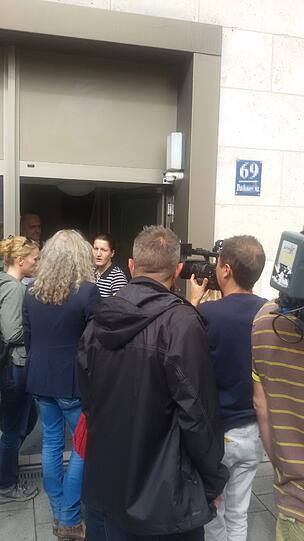 Laut Medienberichten hat ein SEK die Wohnung des Todesschützen in der Maxvorstadt gestürmt. Diese Bilder zeigen einen Polizeieinsatz in der Dachauerstraße. Hier wurde am Samstagfrüh die Wohnung des Attentäters durchsucht.