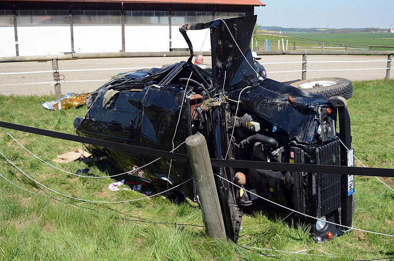 Der Land Rover einer vierköpfigen Familie hat sich am "Geltinger Berg" überschlagen. Die Bilder von der Unfallstelle.
