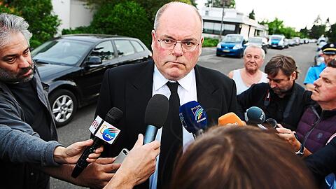 Walter Kohl am Todestag seines Vaters vor dessen Haus in Oggersheim. Die Polizei wollte ihn zuerst nicht durchlassen.
