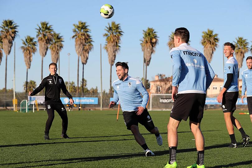 Gleich am ersten Tag des Trainingslagers bat Trainer Daniel Bierofka seine Spieler zum Training.