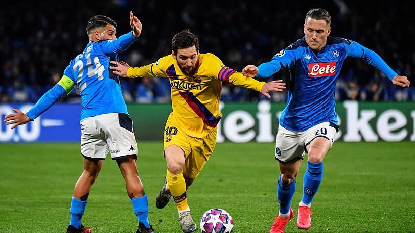 Offensiv-Stars unter sich: Lionel Messi (m.) im Zweikampf mit Lorenzo Insignie und Piotr Zielinski.