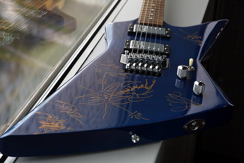 Legendäre Ausstellungsstücke: die blaue Gitarre von Metallica...