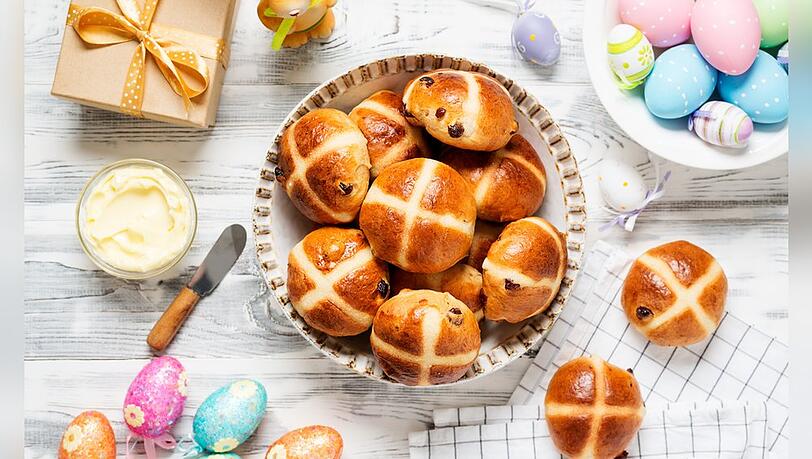 In Großbritannien kommen an Ostern würzige Hot Cross Buns auf den Tisch.