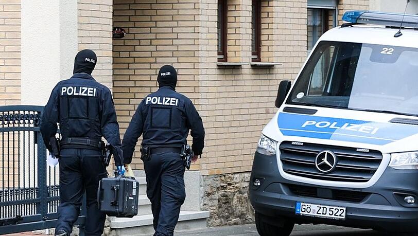 Bei den Durchsuchungen waren Spezialkräfte der Polizei im Einsatz.