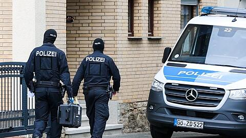 Bei den Durchsuchungen waren Spezialkräfte der Polizei im Einsatz.