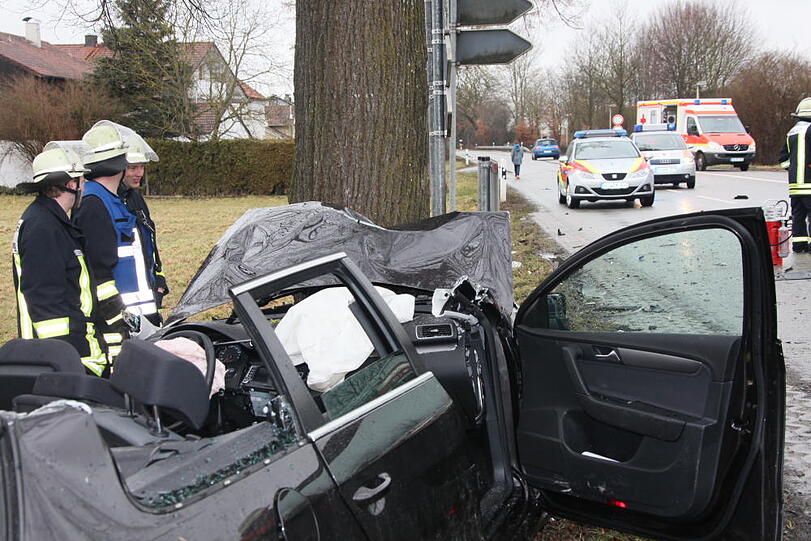 Im Landkreis Altöttingen kam es am Samstagvormittag zu einem schweren Zusammenstoß dreier Fahrzeuge. Die Bilder vom Unfallort.
