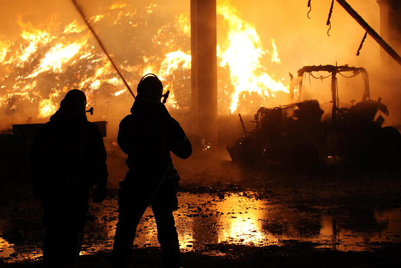 Spektakuläre Bilder: In Gangkofen (Landkreis Rottal-Inn) ist eine Lagerhalle durch ein Feuer vollständig zerstört worden. Die Feuerwehr kämpfte gegen die Flammen.