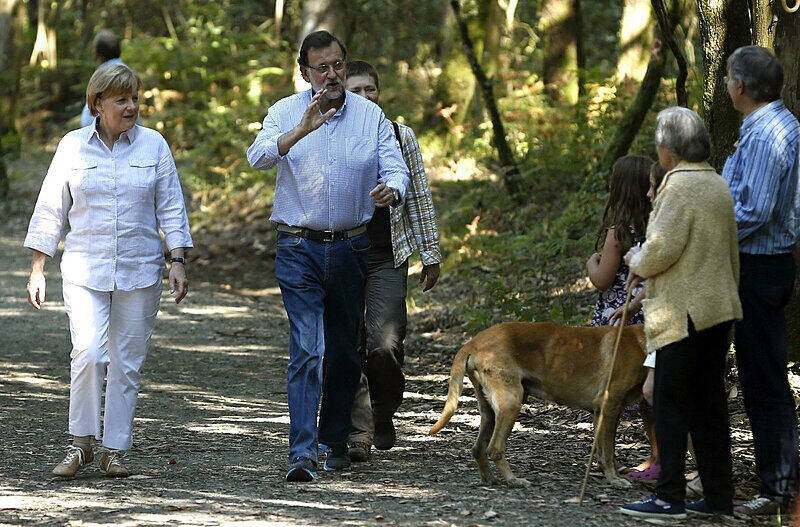 Kanzlerin Merkel und der spanische Premier Mariano Rajoy auf dem Pilgerweg bei Santiago de Compostela.