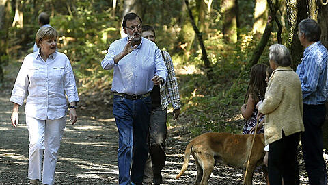 Kanzlerin Merkel und der spanische Premier Mariano Rajoy auf dem Pilgerweg bei Santiago de Compostela.