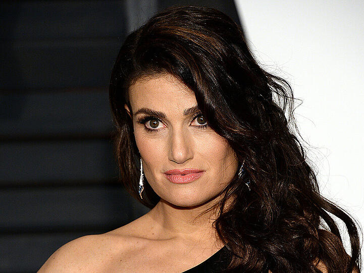 Andere Twitter-User fühlen sich beim Anblick von Caitlyn an den Broadway-Star Idina Menzel (44) erinnert. Und tatsächlich haben die Musical-Darstellerin und Bruce Jenners wahres Ich ein ähnlich kantiges Kinn und teilen auch die formschöne Nase.