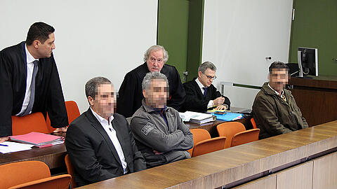 War es ein Mordversuch? Das Trio auf der Anklagebank soll mit Holzknüppeln und Baseballschlägern zugeschlagen haben.
