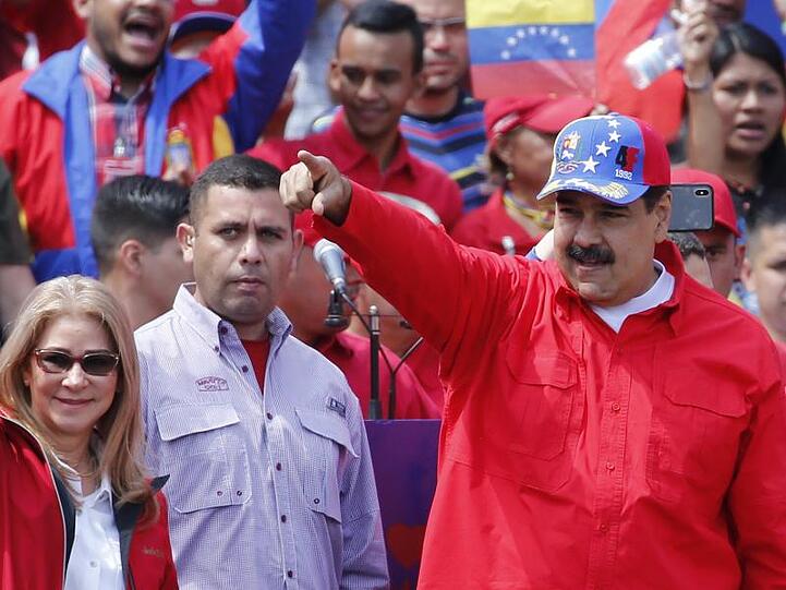 "Ich bin der wahre Präsident Venezuelas. Und wir werden weiter regieren", ließ Nicolás Maduro seine Anhänger wissen.