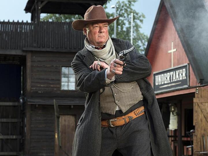 Heinz Knapps (Peter Kurth) beim Duell in der Westernstadt.
