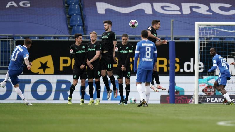 Darmstadts Mittelfeldspieler Tobias Kempe (l) trifft beim Freistoss zu 1:0.