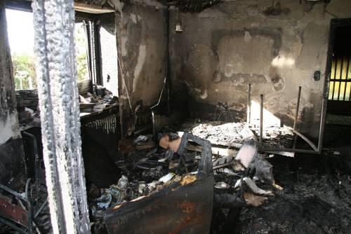 Das Innere des Hauses ist nur noch Asche - der Rentner konnte sich in Sicherheit bringen.