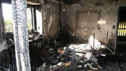 Das Innere des Hauses ist nur noch Asche - der Rentner konnte sich in Sicherheit bringen. Das Innere des Hauses ist nur noch Asche - der Rentner konnte sich in Sicherheit bringen.