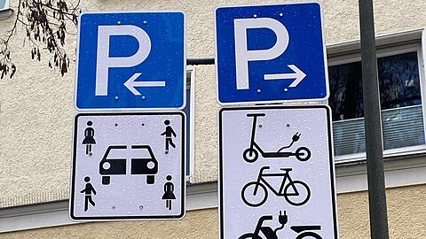 Kennen Sie diese Schilder schon? Links dürfen nur noch Carsharing-Autos parken, der Platz rechts ist für "Mikromobilität" gedacht, wie Leih-Lastenräder, Leih-Elektroroller, -E-Bikes oder -Fahrräder.