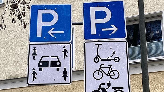 Kennen Sie diese Schilder schon? Links dürfen nur noch Carsharing-Autos parken, der Platz rechts ist für "Mikromobilität" gedacht, wie Leih-Lastenräder, Leih-Elektroroller, -E-Bikes oder -Fahrräder.