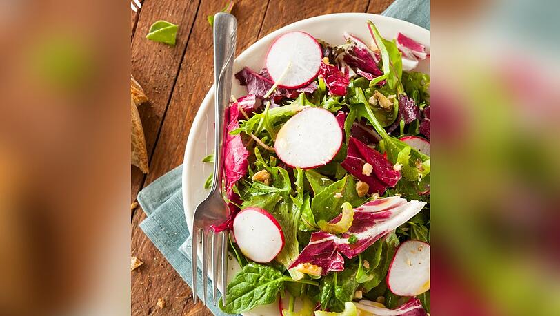 Salat muss nicht langweilig sein - das zeigt dieser Salat mit Radieschen und Radicchio.