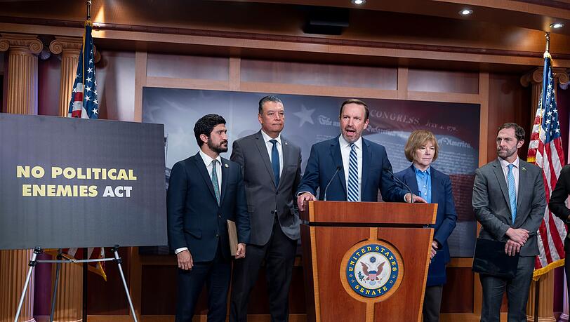 "Trump weist derzeit das Justizministerium an, Jagd auf seine politischen Feinde zu machen", sagt der demokratische Senator Chris Murphy.