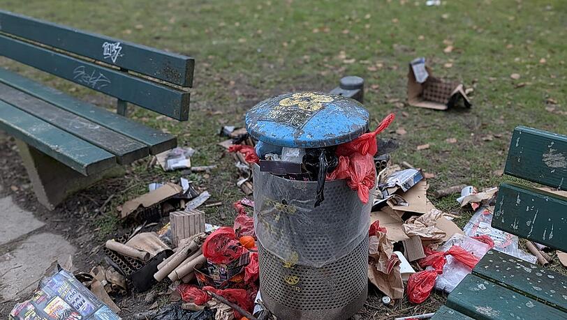 Etliche Hundt&uuml;ten, gef&uuml;llt mit Kot, leere Kaffeebecher, und Verpackungen von Silvesterfeuerwerk - hier im Gr&uuml;nwaldpark in der N&auml;he von Nymphenburg quillt ein M&uuml;lleimer &uuml;ber.