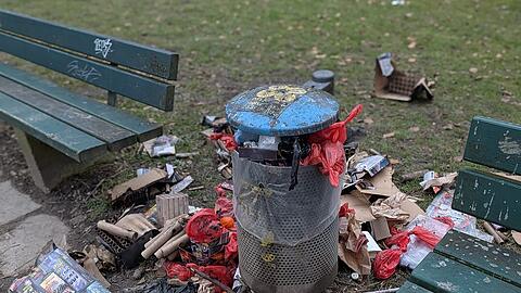 Etliche Hundt&uuml;ten, gef&uuml;llt mit Kot, leere Kaffeebecher, und Verpackungen von Silvesterfeuerwerk - hier im Gr&uuml;nwaldpark in der N&auml;he von Nymphenburg quillt ein M&uuml;lleimer &uuml;ber.