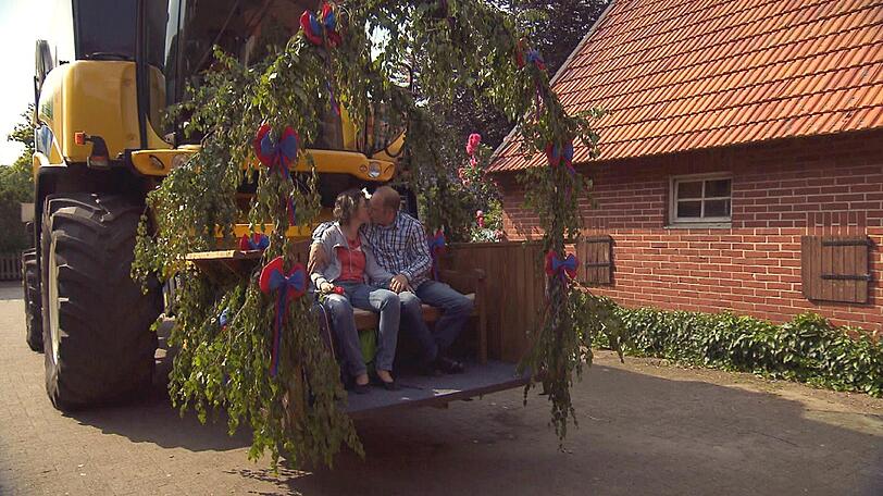 Der muntere Münsterländer Christian (46) holt Elke (41) aus Hessen mit einem liebevoll geschmückten Bulldog ab.