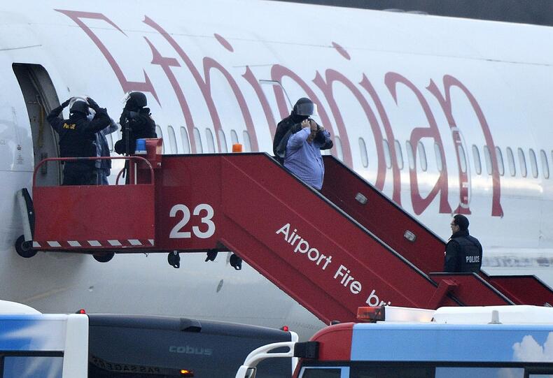 Das Sondereinsatzkommando der Polizei evakuiert die Boeing 767: Die Maschine der Ethiopian Airlines war entführt worden und landete außerplanmäßig in Genf.