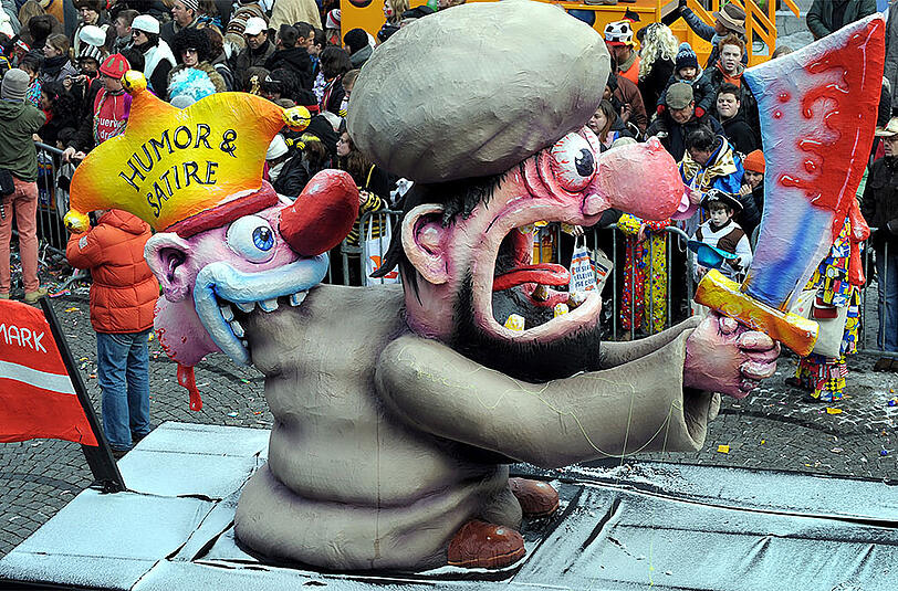 Bei den diesjährigen Rosenmontagszügen ist die Angst vor Extremisten groß. Das Bild zeigt einen Wagen zum Karikaturenstreit aus dem Jahr 2010. (Archivbild)