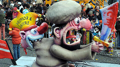 Bei den diesjährigen Rosenmontagszügen ist die Angst vor Extremisten groß. Das Bild zeigt einen Wagen zum Karikaturenstreit aus dem Jahr 2010. (Archivbild)