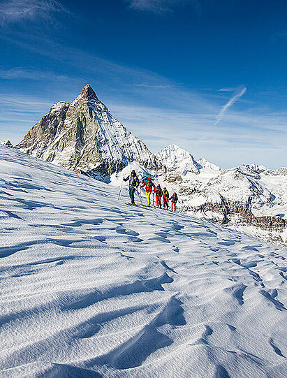 Längst geht es nicht mehr nur mit dem Lift hinauf und auf der Piste hinunter: Viele Wintersportler erklimmen die Berge lieber selbst. Freeride und Touring seien starke Wachstumsmärkte, erklärt Andreas König vom Deutschen Skiverband (DSV). "Rund um dieses Thema geht es momentan ab." Denn es braucht Equipment, das nicht zu schwer zum Tragen ist. Kleidung, die den Schweiß gut abtransportieren kann, bei der Abfahrt aber warm genug ist und Wind und Wasser abhält. Und abseits der Piste spielt natürlich das Thema Sicherheit eine ganz wichtige Rolle.