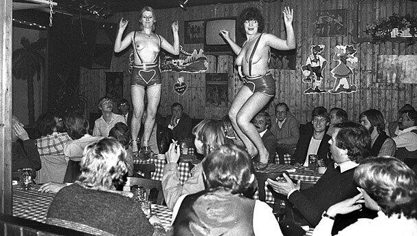 Der "Blaue Engel" in der Wolfgangstraße 19: Wie hier 1983 zogen die Kellnerinnen später am Abend auch mal ihre Dirndl aus. 1993 war dann Schluss mit der Gaudi. Der "Blaue Engel" in der Wolfgangstraße 19: Wie hier 1983 zogen die Kellnerinnen später am Abend auch mal ihre Dirndl aus. 1993 war dann Schluss mit der Gaudi.