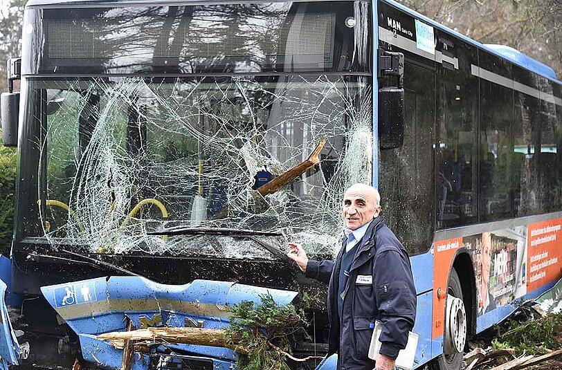 Die Bilder vom Verkehrsunfall in Waldtrudering: Ein Transporter kolldierte mit einem Linienbus, der nach dem Zusammenstoß in einem Vorgarten zum Stehen kam.