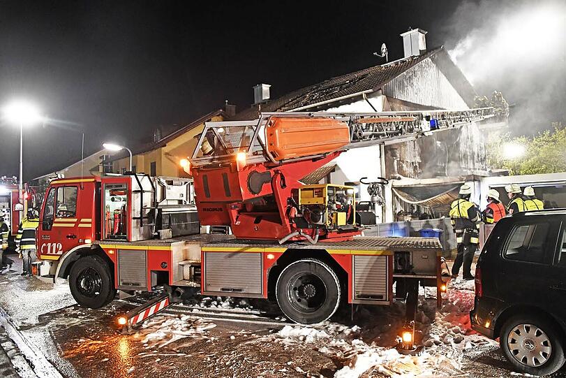 Das Feuer griff von der Garage auf das angrenzende Wohnhaus über.