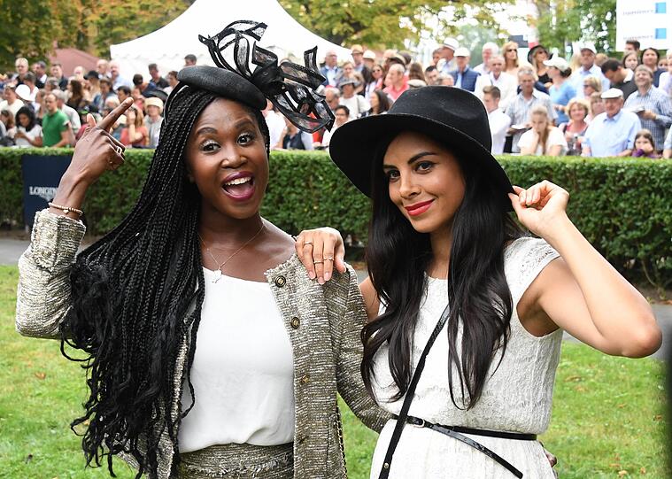Auf der Rennbahn muss die Frisur natürlich sitzen: Motsi trägt Rasta-Zöpfe und hat ihren Kopf mit einem schönen Fascinator dekoriert. Mit dabei: Collien Ulmen-Fernandes.