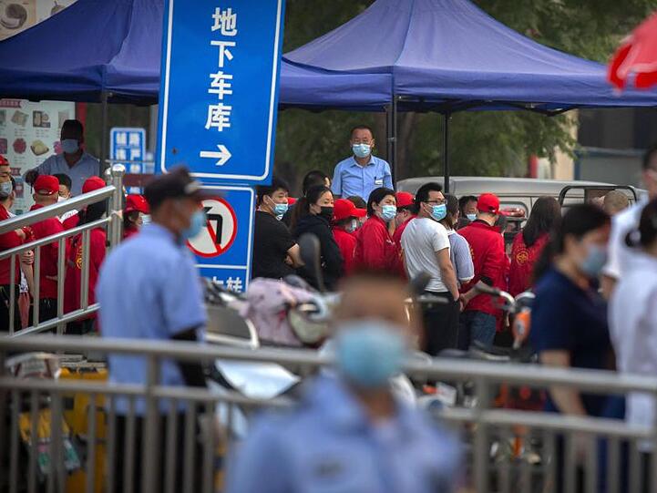 Polizisten sichern einen Fleischmarkt, der von den Behörden geschlossen wurde, nachdem bekannt wurde, dass ein Besucher des Marktes positiv auf das Coronavirus getestet worden war.