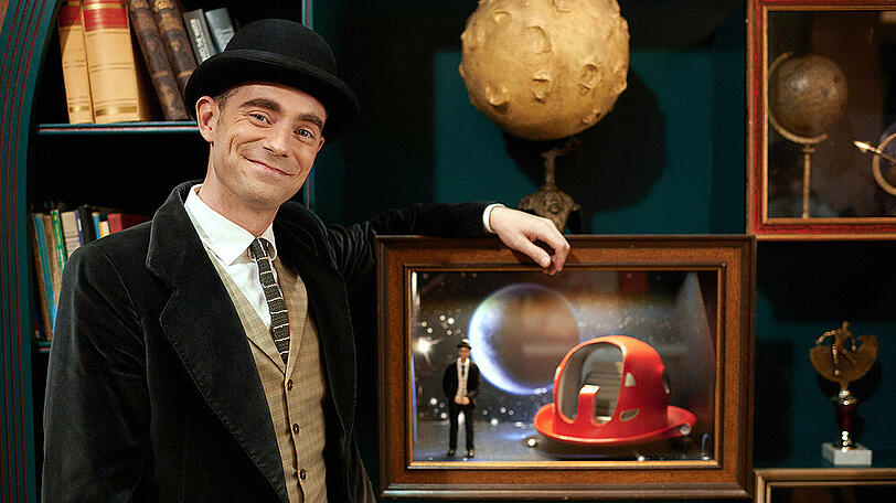 Pan Tau (Matt Edwards), der stumme und elegante Titelheld mit Anzug und Melone ist immer für ein fantastisches Abenteuer gut
