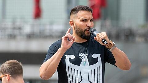 Attila Hildmann, Kochbuchautor und Anti-Corona-Aktivist, bei einer Kundgebung gegen Corona-Einschränkungen auf dem Washingtonplatz in Berlin.