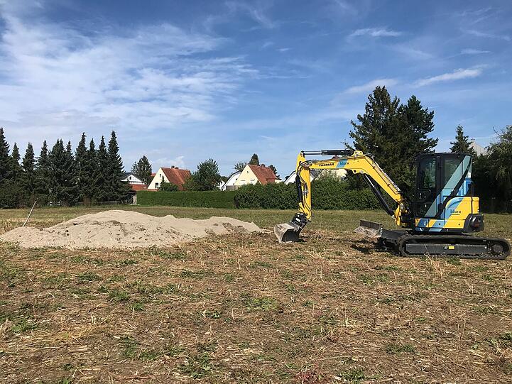 Vor der Sprengung bedeckt das Sprengkommando die Granate mit nassem Sand – die Häuser dahinter sind kaum 50 Meter entfernt.