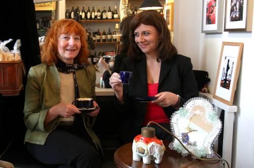 Espresso im Wein-Antiquitätenladen: Barbara Markus (l.) mit AZ-Redakteurin Annette Baronikians.
