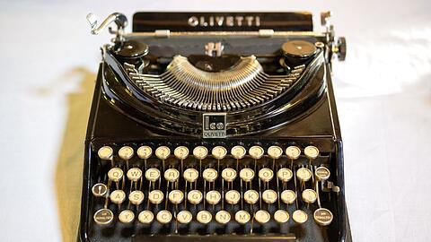 Als Sch&uuml;ler haben sich auf der Schreibmaschine Protokolle getippt